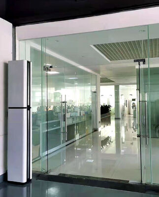 Podłoga stojąca ogrzewana zasłona powietrza dla szklanych drzwi pionowa instalacja cieplna zasłona powietrza