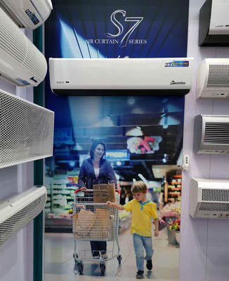 Kurtyna drzwiowa z przegrodą powietrzną nad drzwiami